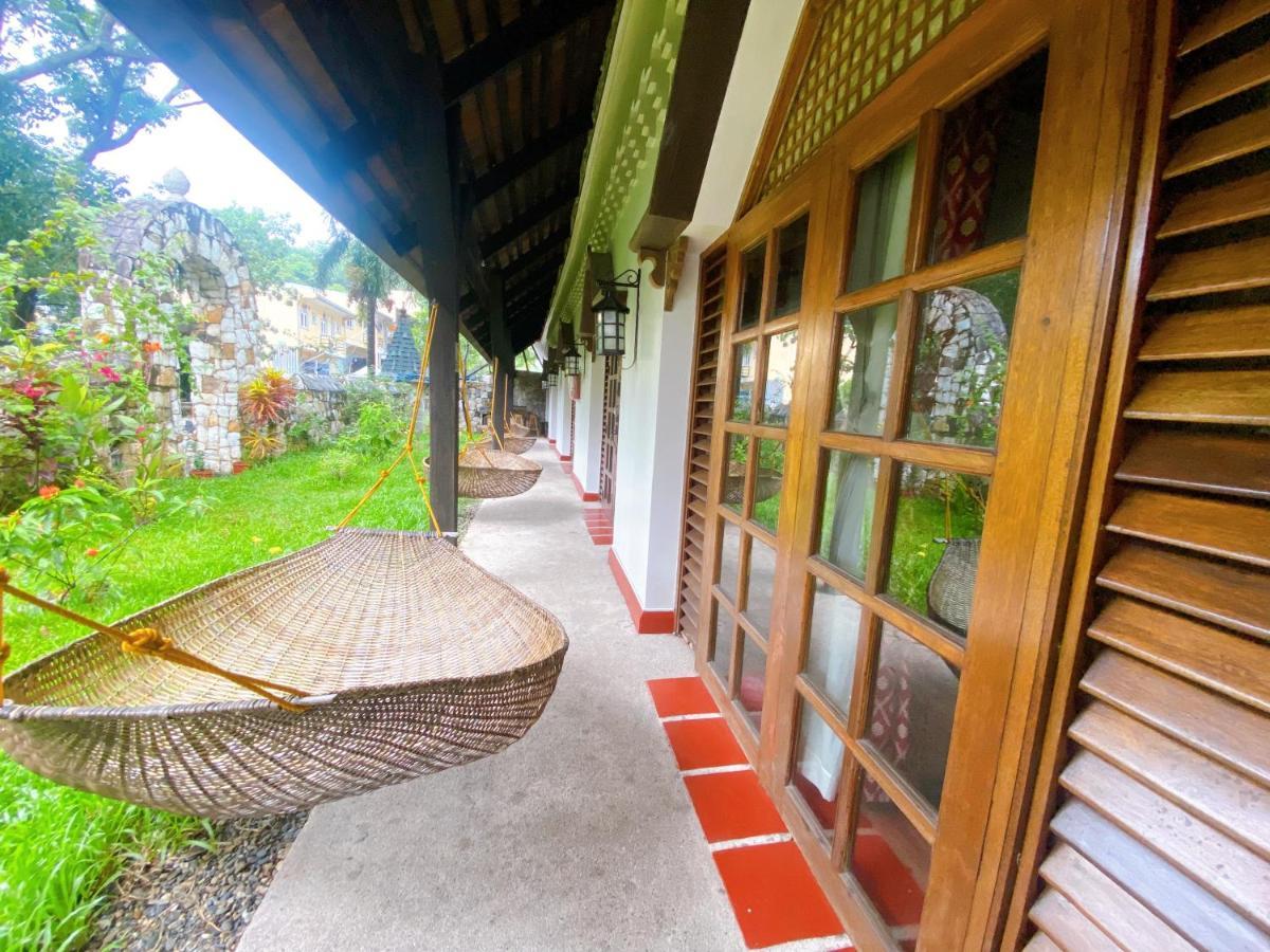 Tropicana Castle Dive Resort Powered By Cocotel Puerto Galera Kültér fotó