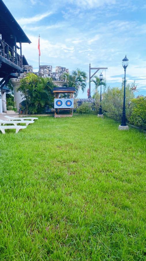 Tropicana Castle Dive Resort Powered By Cocotel Puerto Galera Kültér fotó