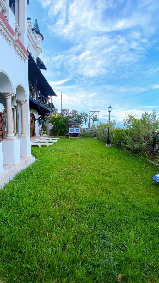 Tropicana Castle Dive Resort Powered By Cocotel Puerto Galera Kültér fotó
